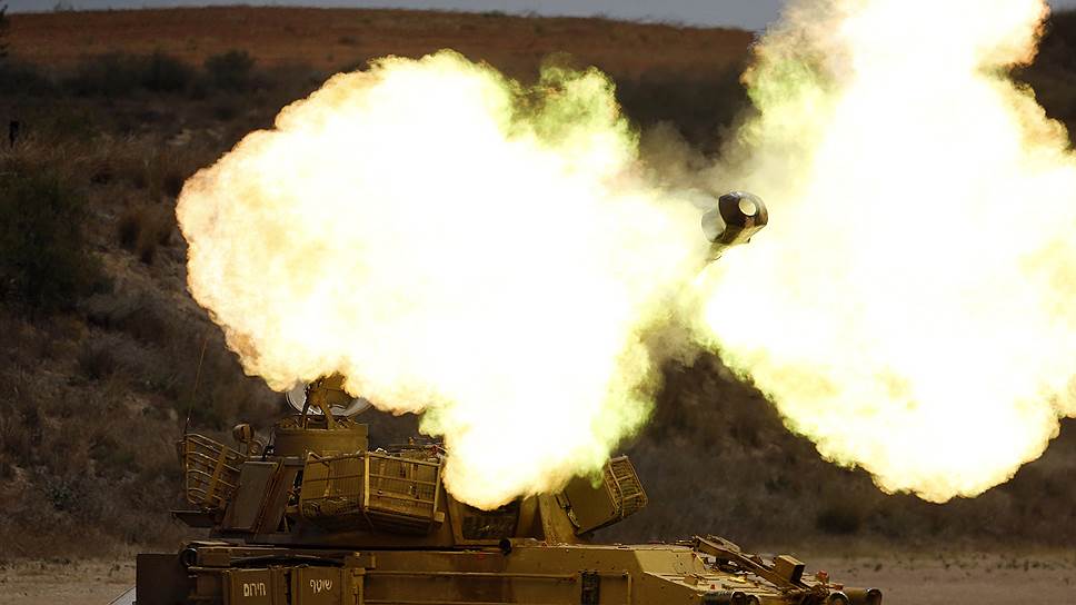 Израильская артиллерийская установка стреляет в сторону сектора Газа