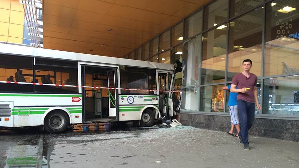 16 июля. Пассажирский автобус врезался в витрину торгового центра у станции метро &quot;Речной вокзал&quot;
