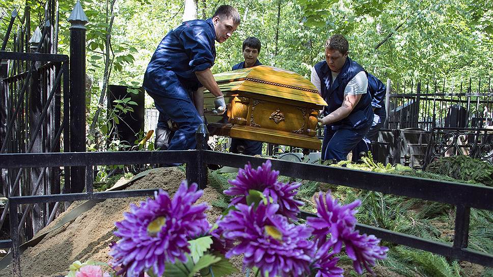 Похороны погибших в аварии в московском метро на Кузьминском кладбище города Москвы
