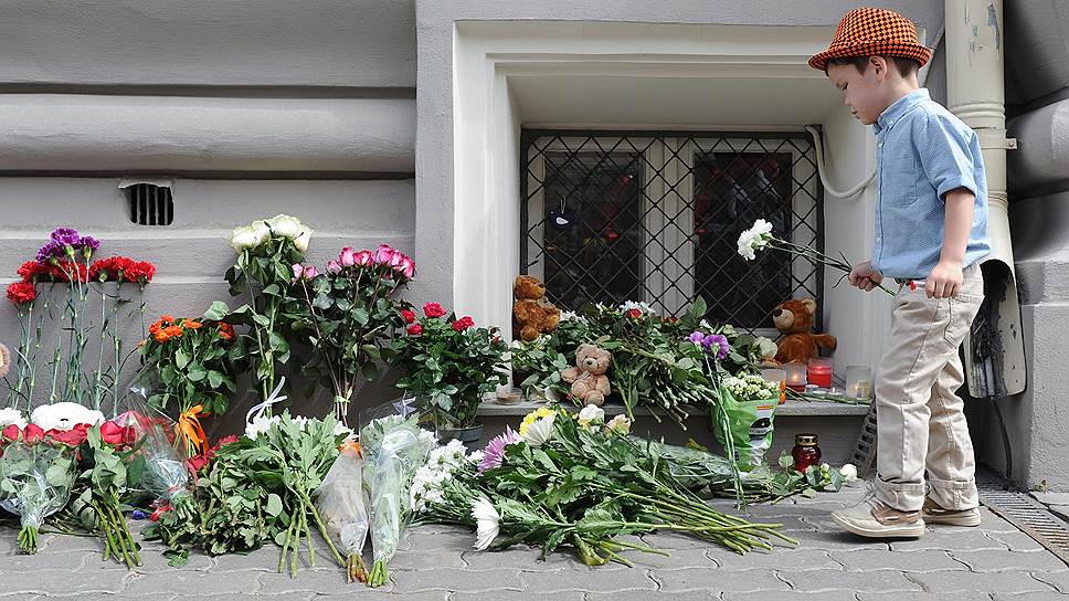 Цветы у посольства Нидерландов в Москве, в память о погибших пассажирах и членах экипажа лайнера Boeing 777 «Малазийских авиалиний»