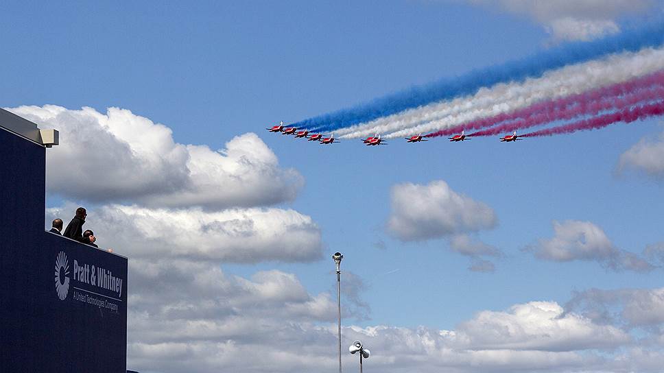 Выступление пилотажной группы Королевских ВВС Великобритании «Красные стрелы»