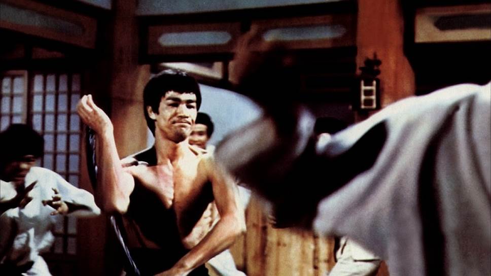 В 1972 году вышел фильм «Кулак ярости», который принес $4 млн также за 20 дней проката. В этом фильме Брюс Ли впервые продемонстрировал технику боя с нунчаками — оружием, представляющим собой две короткие палки, соединенные шнуром или цепью
