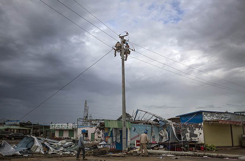 Рабочие чинят электрические сети, пострадавшие в результате тайфуна «Рамассун» в Китае