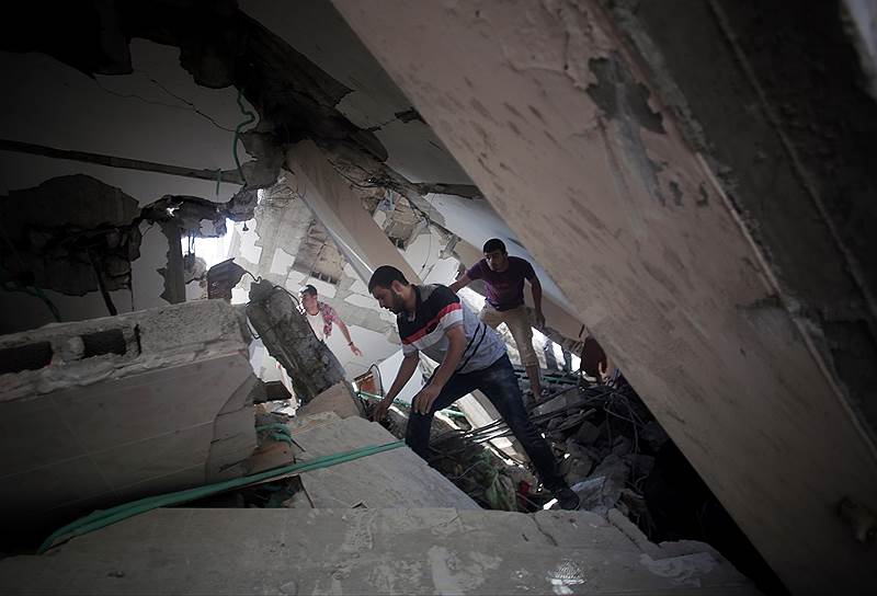 Газа. Палестинцы ищут оставшихся в живых под щебнем дома, который был разрушен израильским ракетным ударом
