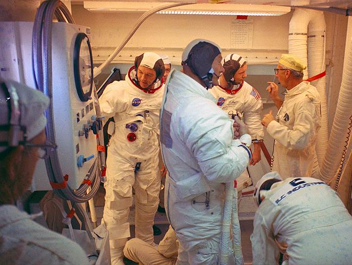 Перед экипажем «Аполлона-11» стояла задача высадиться на Луну, собрать образцы грунта и вернуться на Землю. После долгих тренировок и испытаний было решено, что на Луну отправятся летчики-испытатели: участники Корейской войны Нил Армстронг и Майкл Коллинз, а также офицер ВВС США Эдвин Олдрин. Кроме того, все трое совершили по одному космическому полету в рамках космической «Программы Джемини» 