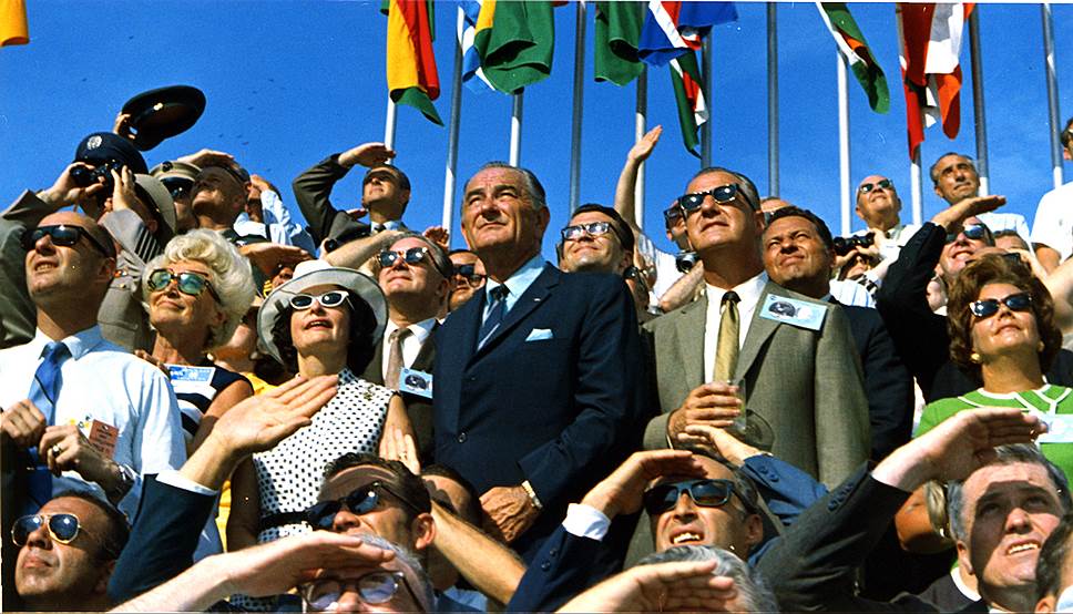 Наблюдать за стартом «Аполлона-11» в Космическом центре имени Кеннеди собралось около миллиона человек со всей страны. Все места в гостиницах и мотелях округа Бревэрд и ближайших округов были забронированы задолго до дня старта. Среди пяти тысяч почетных гостей присутствовали 36-й президент США Линдон Джонсон (в центре) и вице-президент Спиро Агню (слева). Кроме того, старт космического корабля транслировался в прямом эфире в 33 странах. По некоторым оценкам, только в США его смотрели около 25 млн телезрителей. В СССР трансляция не велась