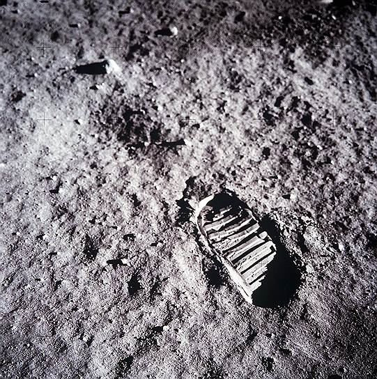 21 июля Нил Армстронг стал первым человеком, ступившим на Луну. Однако на всех, кроме одной, фотографиях с Луны запечатлен Олдрин. Это связано с тем, что камера находилась в руках у Армстронга. Утверждается, что, ступив на поверхность Луны, Армстронг произнес: «Это маленький шаг для человека, но гигант­ский скачок для всего человечества» 