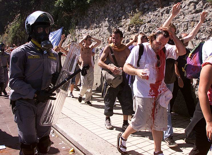 2001 год. Во время 27-го саммита G8 в Генуе (Италия), в ходе спецоперации полиции, были жестоко избиты 63 антиглобалиста, находившихся в местной школе «Диаз» (англ. «Armando Diaz» School)