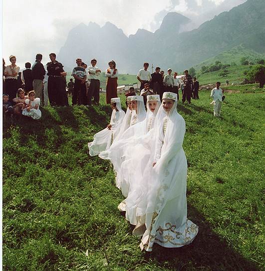 1999 год. В Ингушетии мужчинам разрешили иметь четырех жен