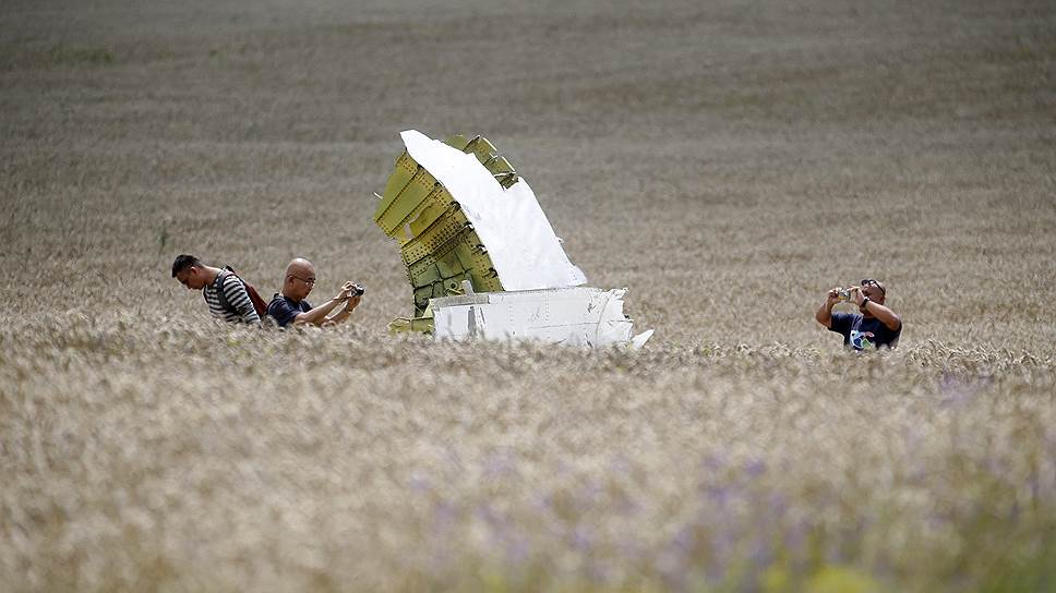 Малазийские специалисты на месте падения пассажирского самолета MH17 в Донецкой области