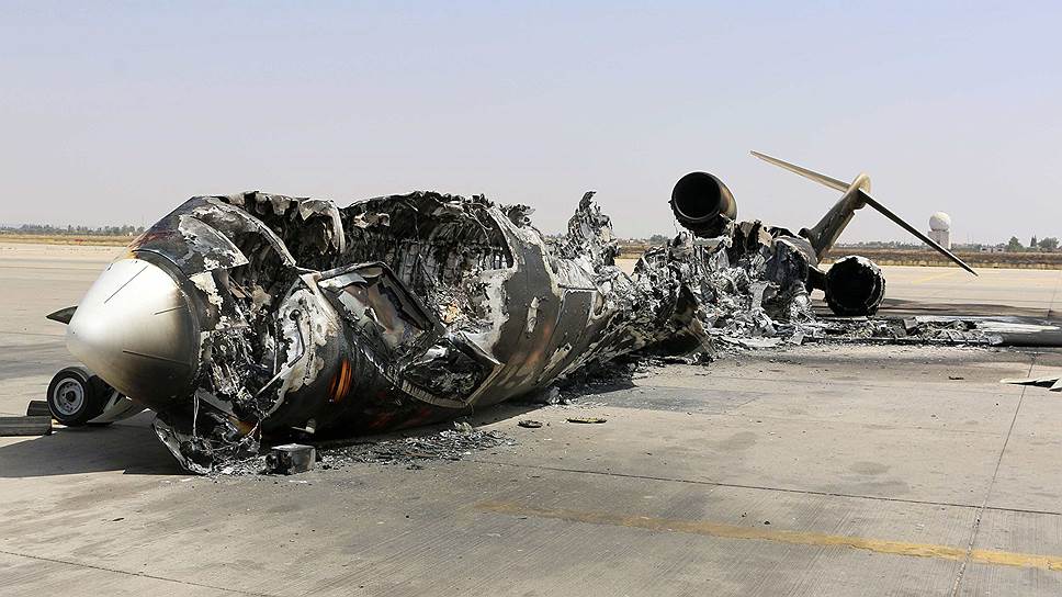 Самолет, сгоревший во время боев в районе международного аэропорта в Триполи