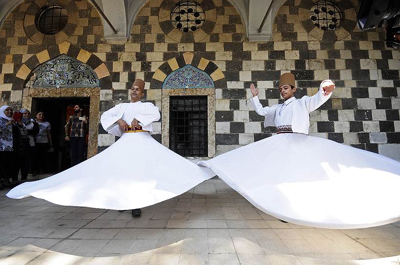 Традиционный танец дервишей во время священного месяца Рамадан в одной из мечетей Дамаска