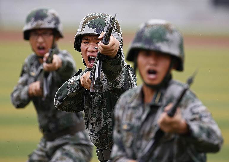 Солдаты Народно-освободительной армии Китая во время учений в Пекине