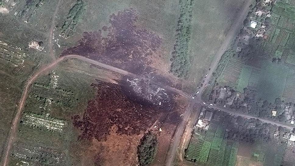 Вид из космоса на место падения малазийского пассажирского самолета в Донецкой области