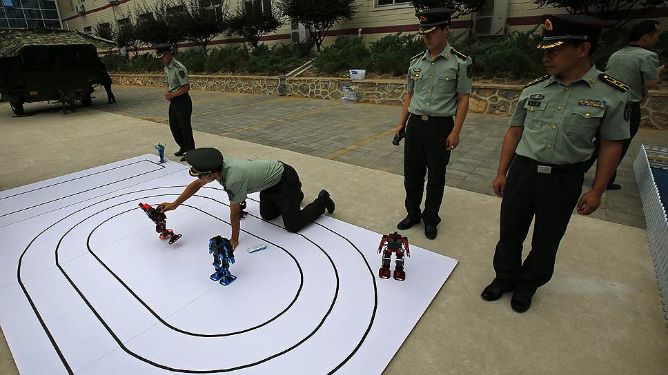 Китайские военные во время демонстрации танцующих роботов, созданных в инженерной школе Народно-освободительной армии Китая в Пекине