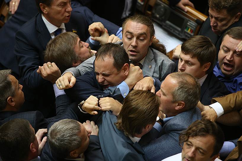 Потасовка между депутатами от Партии регионов и «Свободы» в Верховной раде Украины