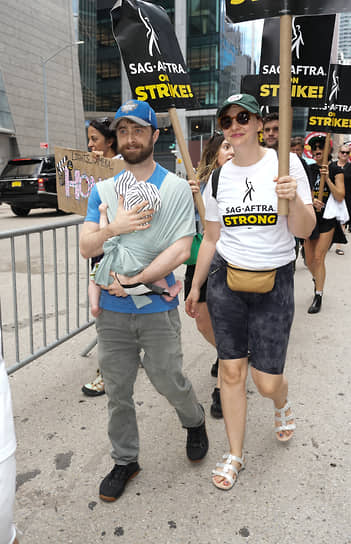 В июле 2023 года Дэниел Рэдклифф поддержал забастовку актеров в Соединенных Штатах. На акцию протеста он вышел вместе с новорожденным сыном и матерью ребенка Эрин Дарк (справа) 
