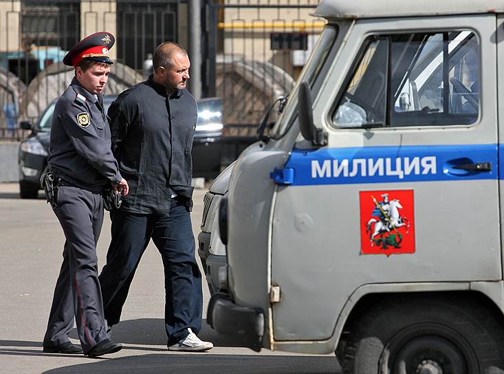 Трое участников нападения, в том числе его организатор Дмитрий Савинс, заключили сделки со следствием, в соответствии с которыми они признали свою вину и дали показания на подельников. В результате дела пиратов рассматривались в особом порядке, что гарантировало им минимальные сроки.  Организатор Савинс получил 7-летний срок, тогда как по УК ему грозило от 10 до 15 лет. Рядовой участник захвата Андрей Лунев в особом порядке  был осужден на пять лет