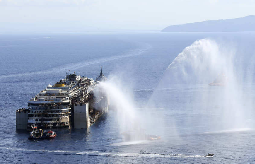 Изначально за подряд на утилизацию Costa Concordia боролись несколько итальянских портов, включая расположенный в непосредственной близости от кораблекрушения Пьомбино и сицилийский Палермо