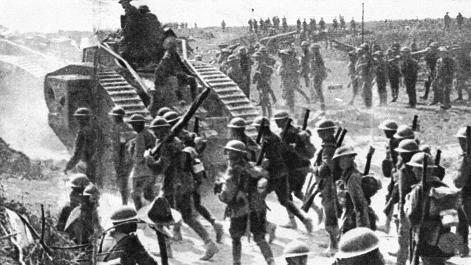 В 1906 году император Франц Иосиф I назвал бесполезным разработанный компанией «Аустро-Даймлер» бронеавтомобиль с вращающейся башней (в ней установили спаренный пулемет «Максим»). Через 10 лет британцы первыми бросили в бой танки. Британские тяжелые танки «Mark IV» (на фото), впервые участвовавшие в бою 7 июня 1917 года, имели экипаж 8 человек. Толщина брони танка составляла от 8 до 16 мм, а на  вооружении стояла пушка 2 &amp;#215; 57-мм (6-фнт) «Гочкис» L/23 и пулеметы 4 &amp;#215; 7,7-мм «Льюис»

