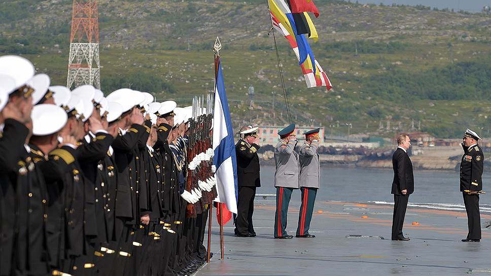 Президент России Владимир Путин на военно-морском параде в День ВМФ России в Североморске