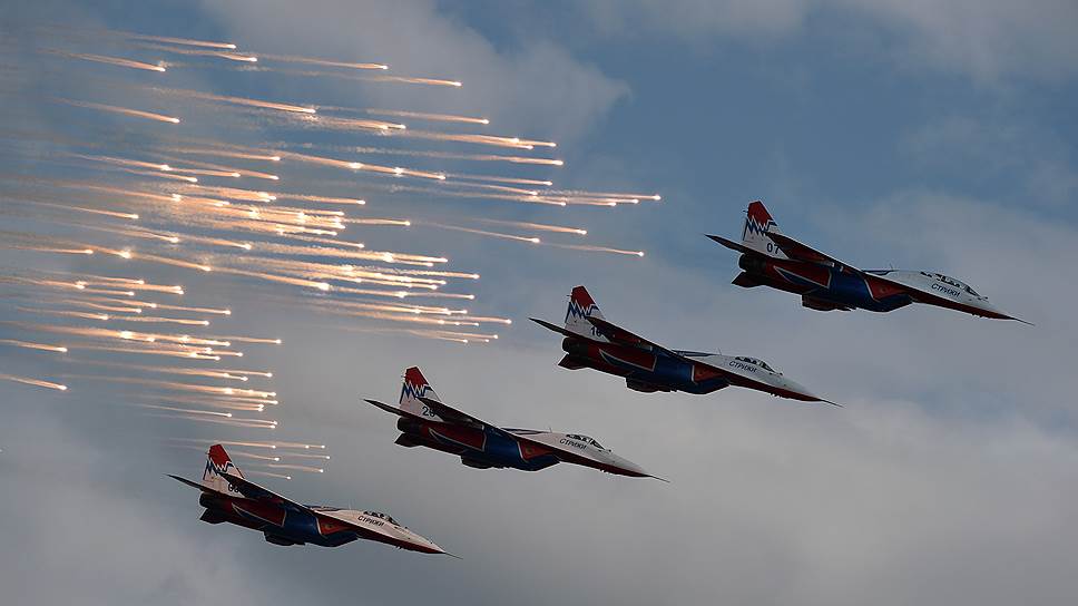 Показательные выступления пилотажной группы ВВС России «Стрижи» в Североморске