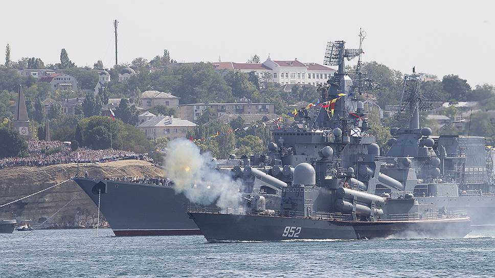 Военно-спортивный праздник во время празднования Дня Военно-морского флота России в Севастополе