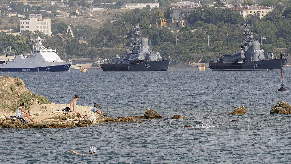 Корабли в строю на праздновании Дня Военно-морского флота России в Севастополе