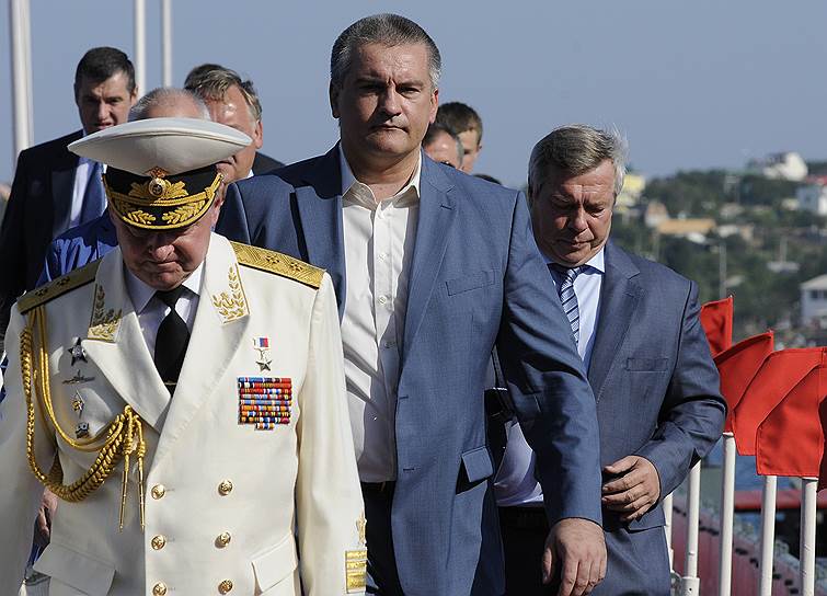 Временно исполняющий обязанности главы Крыма Сергей Аксенов (в центре) и полномочный представитель президента России в Крыму Олег Белавенцев (слева) на праздновании Дня ВМФ в Севастополе