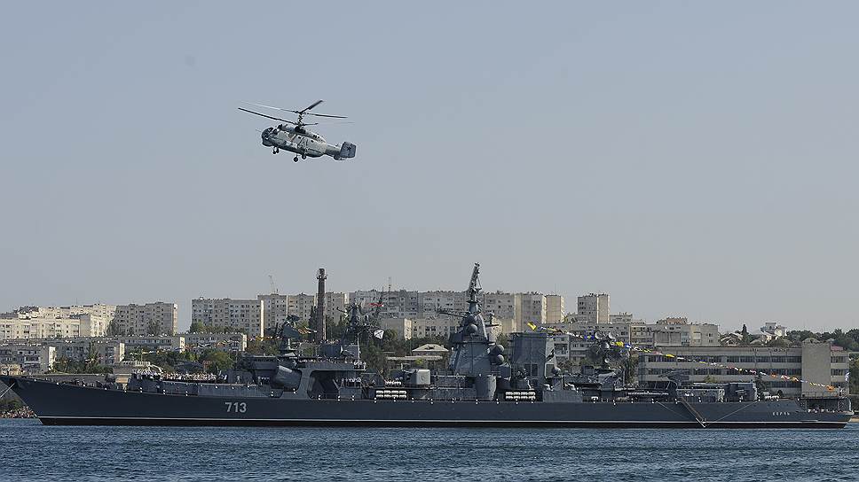 Военно-спортивный праздник во время празднования Дня ВМФ в Севастополе