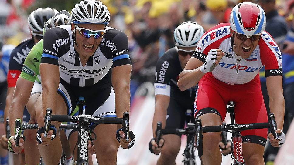 Немецкий велогонщик Марсель Киттель (на фото слева) из команды Giant-Shimano финишировал первым в Париже на Елисейских Полях, выиграв заключительный 21-й этап многодневки Tour de France (137,5 км)