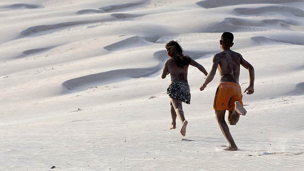 Дети на пляже в бразильском Салинополисе