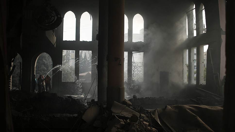 29.07.14. Палестинцы тушат пожар в мечети, которая подверглась удару израильской авиации