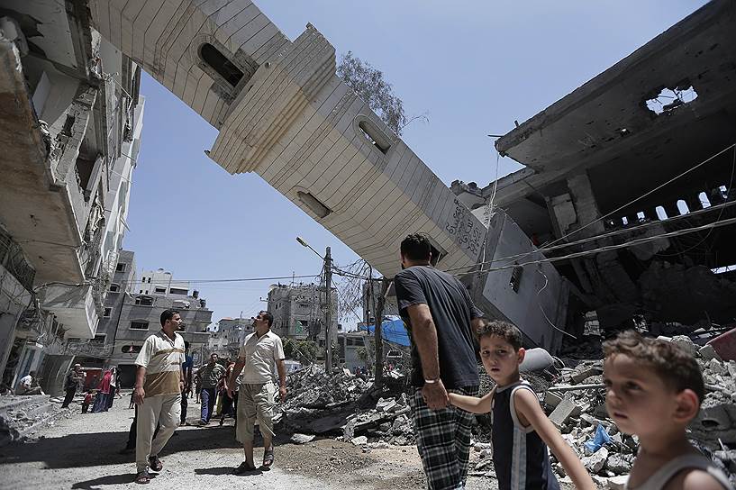 Минарет на севере сектора Газа, упавший после израильского авиаудара