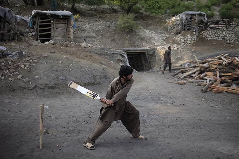 Одно из развлечений, которое позволяют себе шахтеры, — так популярный в Пакистане крикет