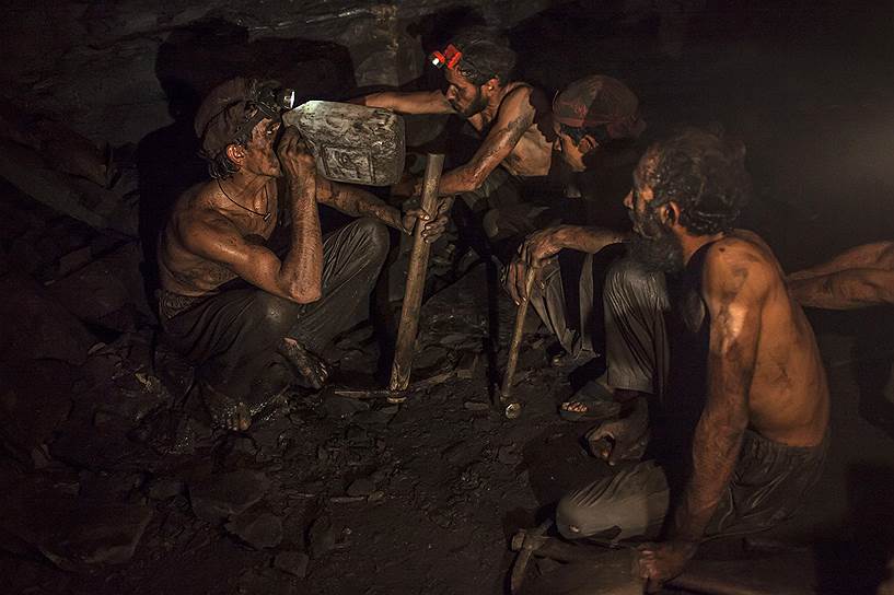 Чтобы прийти в себя после работы в условиях разреженного воздуха, шахтеры жуют увлажненный табак (снюс) и пьют воду