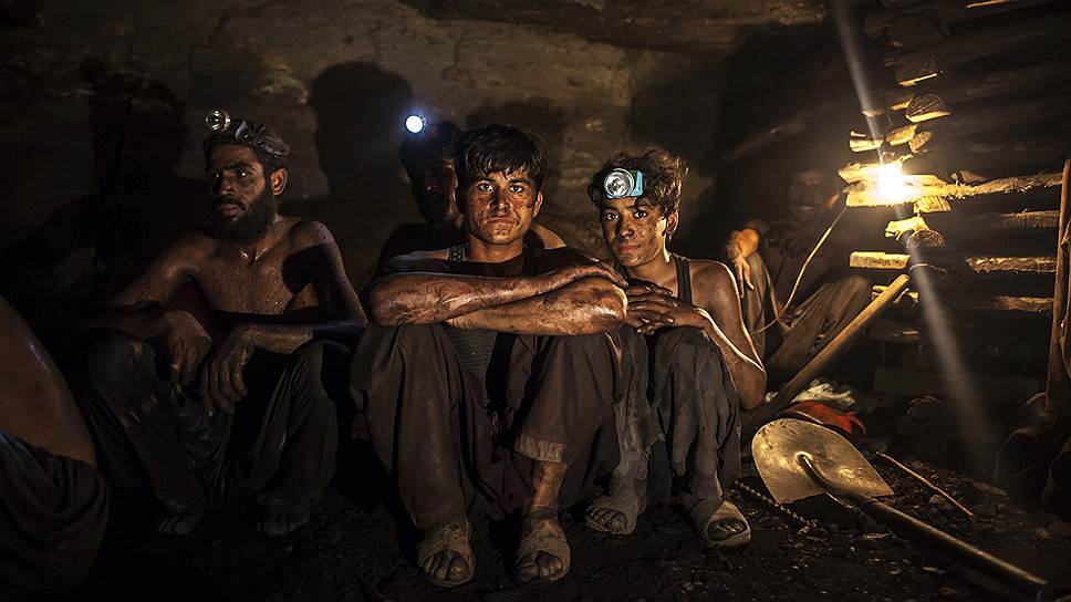 Несмотря на тяжелые условия работы и жалобы по поводу отсутствия в угольных шахтах необходимых мер безопасности и спасательного оборудования, мало кто из шахтеров бросает свою работу. Для многих это единственный способ обеспечить будущее своих детей и уберечь их от работы в шахтах