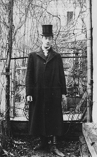 1921 год. По подозрению в участии в заговоре «Петроградской боевой организации В. Н. Таганцева» был арестован поэт Николай Гумилев