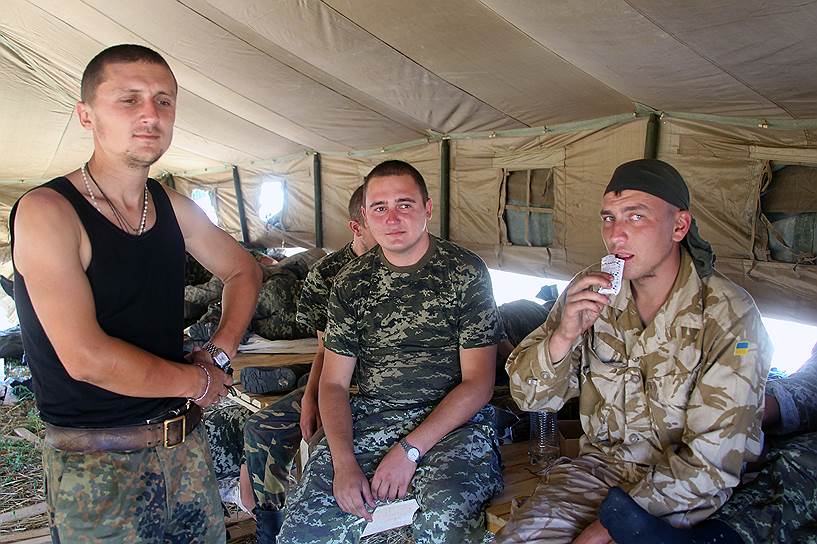 Украинские военные, которые провели в окружении около месяца, по словам очевидцев, не выглядят морально подавленными. Судя по общению между солдатами и офицерами, дисциплина в подразделениях сохранилась