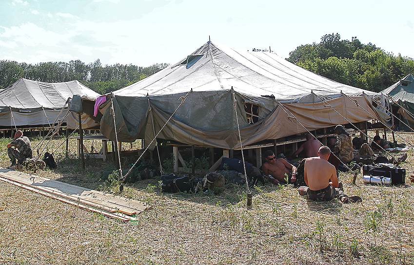 Многие в бригаде, для которой был разбит военный палаточный лагерь в районе городка Гуково Ростовской области, — из Ивано-Франковской и Ровенской областей Западной Украины. Средний возраст военных — 35–40 лет