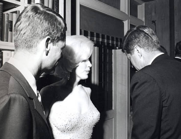 «Умная девушка целует, но не любит, слушает, но не верит и уходит до того, как ее оставили»&lt;br> В 1961 году Мэрилин Монро познакомилась с будущим президентом США Джоном Кеннеди (на фото справа). В прессе неоднократно ходили слухи об их романе, а также о связи актрисы с братом президента Робертом Кеннеди (слева)