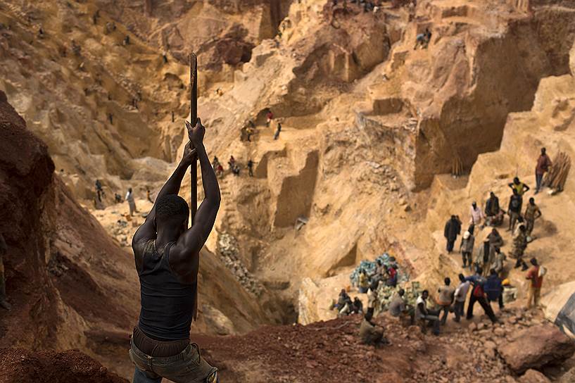Близ города Ндассима в Центральноафриканской Республике (ЦАР) находится золотой рудник, где драгоценный металл добывается несколькими сотнями шахтеров под надзором местных боевиков, которые поддерживают рабочий процесс ради денег для своей организации «Селека»