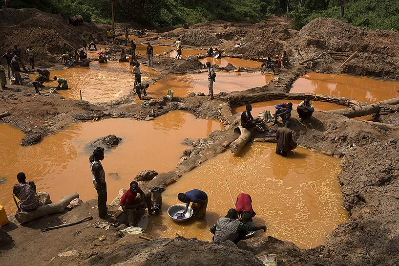 Компания Axmin приостановила деятельность в шахте Ндассима в конце 2012 года, после того как ее заняли повстанцы. В компании говорят, что проводят мониторинг ситуации