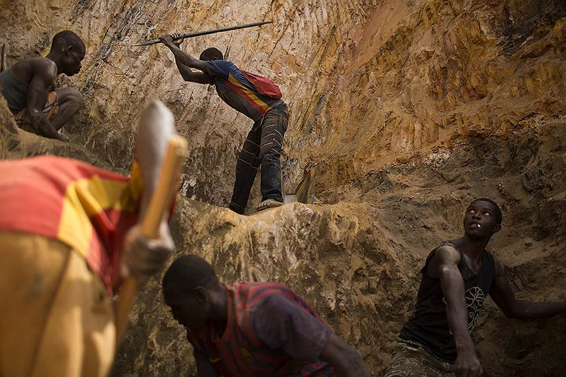 На месторождении в Ндассиме добывается и обрабатывается порядка 15 кг золота в месяц. Его продают на местном или международном черном рынке приблизительно за $350 тыс.