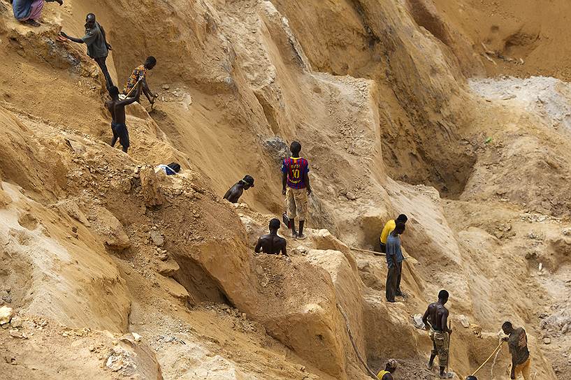 Центральноафриканская Республика обладает существенными природными ресурсами — месторождениями алмазов, урана, золота, нефти, лесными и гидроэнергетическими ресурсами. При этом — во многом благодаря нестабильной политической обстановке — ЦАР остается одной из самых бедных стран мира