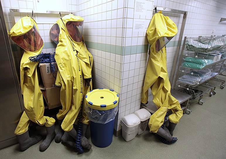 Специалисты ВОЗ пока не рекомендуют вводить ограничения на международные поездки или торговлю из-за вспышки лихорадки Эбола, однако все страны, где зафиксирован хотя бы один случай заболевания, должны объявить «чрезвычайную ситуацию»&lt;br> На фото: персональные средства защиты в Центре биологической защиты города Техонин, Чехия