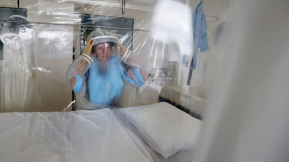 По статистике, от лихорадки Эбола умирают 90% заразившихся. Единственный же действенный способ борьбы с распространением вируса — полная изоляция инфицированных&lt;br> На фото: сотрудник лондонского госпиталя демонстрирует, как надевать защитный костюм, предназначенный для взаимодействия с пациентами, зараженными вирусом Эбола