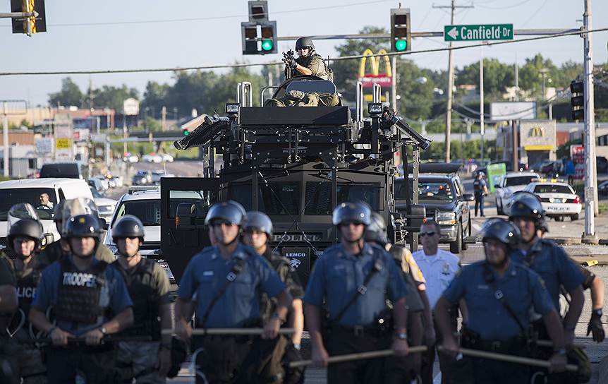 Сотрудники американской полиции во время протестов, вспыхнувших после убийства полицейскими темнокожего юноши Майкла Брауна в Фергюсоне, штат Миссури