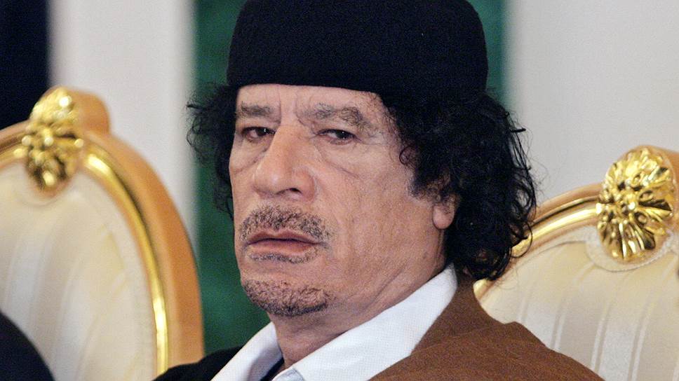Мировые спецслужбы не раз подчеркивали, что террорист работал за деньги. По данным западной разведки, Карлос Шакал тесно общался с Муамаром Каддафи (на фото). Источники подчеркивают, что именно из-за ссоры с полковником Карлос был вынужден бежать из Ливии, что и привело к его аресту в 1994 году