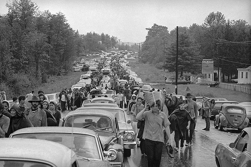 На «Вудстоке» выступили Джими Хендрикс, Дженис Джоплин, группы The Who, Jefferson Airplane, Grateful Dead и другие известные музыканты. Пробки по дороге на фестиваль были впечатляющими: люди оставляли свои машины и шли пешком несколько километров. Всего «Вудсток» посетили около 500 тыс. человек